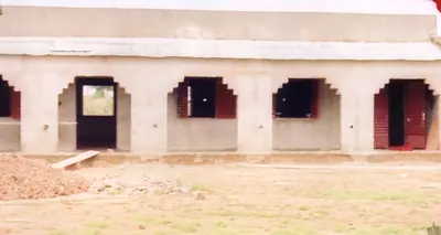 Le bâtiment du collège de Melga : trois salles de classe en béton.