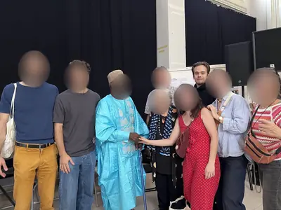 Une famille salue l'un des deux présidents d'honneur de l'ADM, avec Lucas Hirschauer.