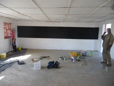 Une salle de classe repeinte, au tableau noir neuf.